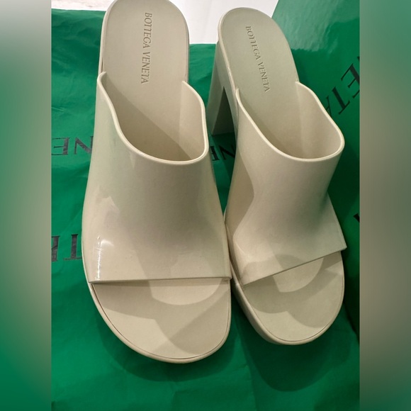 BOTTEGA VENETA
Beige Rubber Heeled Sandals - Picture 7 of 13